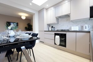 Private kitchen - Enjoyable 5-bedroom building in tranquil Patchway neighborhood (Patchway)