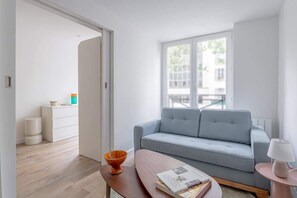 TV, offices - Charming 1 Bedroom Ideally Located in Paris (Paris)