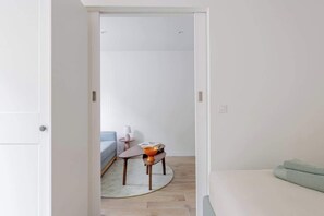 Iron/ironing board, travel cot, WiFi, bed sheets - Charming 1 Bedroom Ideally Located in Paris (Paris)