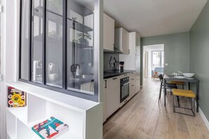 Fridge, microwave, oven, stovetop - Charming 1 Bedroom Ideally Located in Paris (Paris)