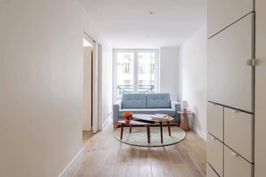 TV, offices - Charming 1 Bedroom Ideally Located in Paris (Paris)