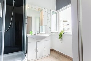 Lägenhet Basic | Badrum | Dusch, gratis toalettartiklar, hårtork och handdukar