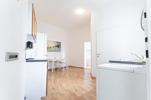 Lägenhet Basic | Eget kök | Kylskåp, mikrovågsugn, ugn och spishäll