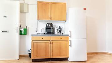 Basic-Apartment | Eigene KĂŒche | KĂŒhlschrank, Mikrowelle, Ofen, Herdplatte