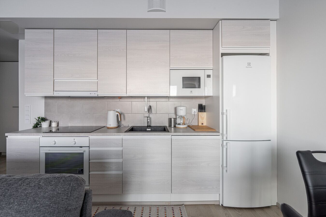 Réfrigérateur, micro-ondes, four, plaque de cuisson