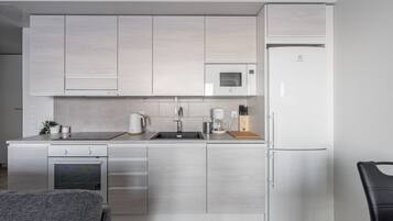 Réfrigérateur, micro-ondes, four, plaque de cuisson