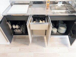 Fridge, microwave, cookware/dishes/utensils - 601-Natural Wood Room｜8 ppl |Custom Queen Bunk Beds｜ Golden Gai & Kabukicho|40㎡ (Kabukicho,Shinjuku-ku)