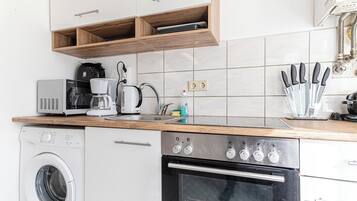 Basic-Apartment | Eigene KĂŒche | KĂŒhlschrank, Mikrowelle, Ofen, Herdplatte