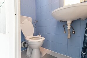 Basic Apartment | Bathroom | Shower, free toiletries, hair dryer, towels - Comfortable 2BR Near Prater Danube (Wien)