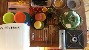 Una encimera de cocina con diversos utensilios, platos y una estufa.