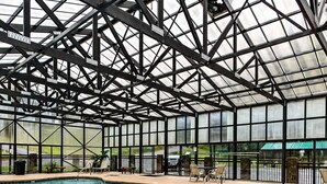 Une piscine intérieure offrant une vue dégagée sur la structure du toit et les environs.