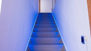 Eine Treppe mit blauen Stufen und weißen Wänden.