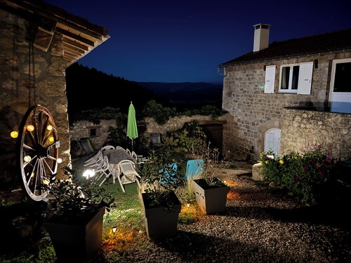 Gite familiale en Ardèche Verte. Billard, pétanque, grand espace