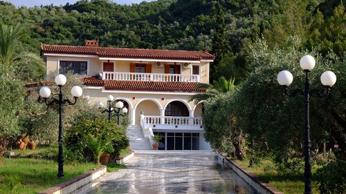 Villa Emmanuela – Spacious Coastal Retreat for Families & Friends