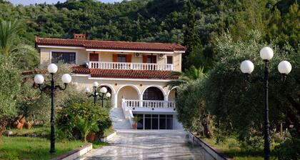 Villa Emmanuela â Spacious Coastal Retreat for Families & Friends