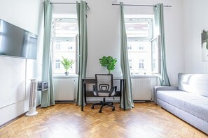 Basic Apartment | Living area - Bright Modern Apt Danube Canal Area (Wien)