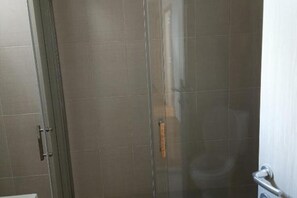 Shower, hair dryer, towels, soap - Skopje City Apartment 1 (Skopje)