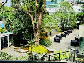 Property grounds - Luxury Sea View 3 Bedroom AC Apartment 5 star hotel access and all amenities (Colombo)