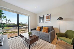 TV - Modern Liverpool Apartment: Sleeps 4, 2 Baths (Merseyside)
