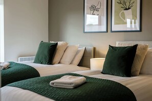 2 bedrooms, iron/ironing board, travel cot, WiFi - Modern Liverpool Apartment: Sleeps 4, 2 Baths (Merseyside)