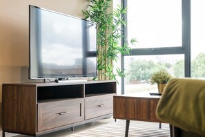 TV - Modern Liverpool Apartment: Sleeps 4, 2 Baths (Merseyside)