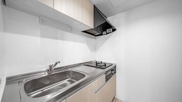 Lägenhet | Eget kök | Kylskåp, mikrovågsugn, spishäll och grytor/köksredskap