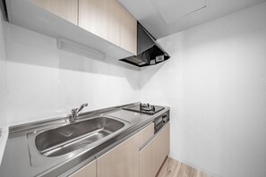 Apartament | Cuina privada | Frigorífic, microones i placa de cuina 