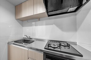 Apartment | Private kitchen | Fridge, microwave, stovetop, cookware/dishes/utensils - VOLPE 105 (Sapporo)