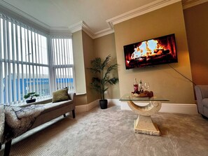 TV - Central 4 bed home in Ecclesall near Peaks (Sheffield)