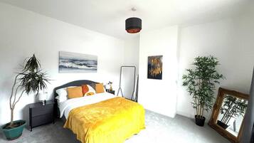 4 bedrooms, iron/ironing board, Internet, bed sheets