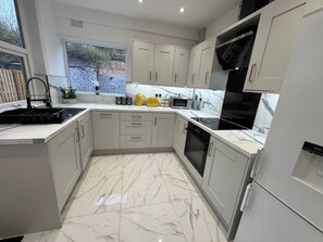 Microwave, stovetop, dishwasher, coffee/tea maker - Central 4 bed home in Ecclesall near Peaks (Sheffield)