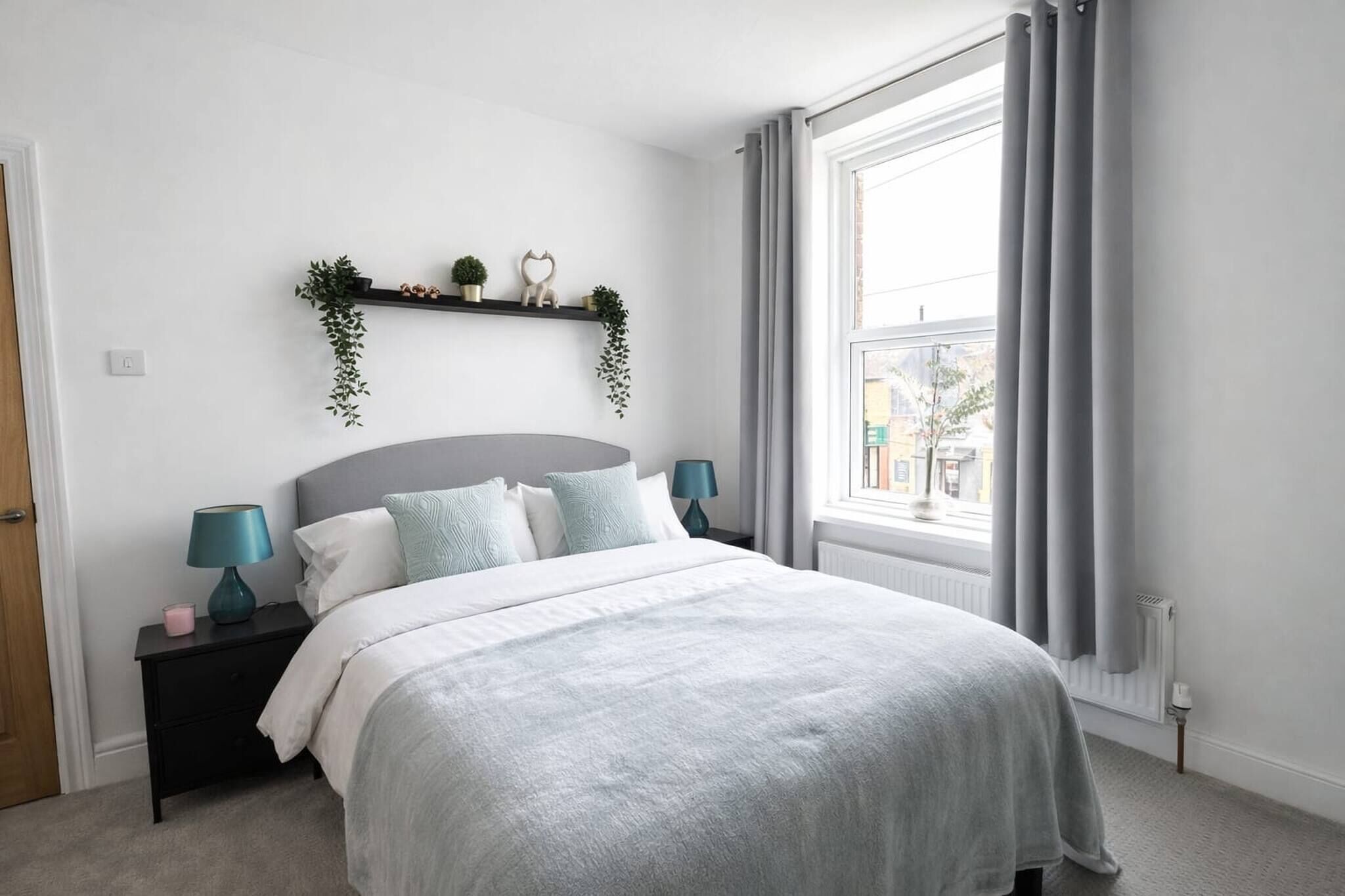 4 bedrooms, iron/ironing board, internet, bed sheets