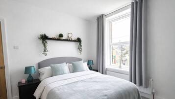 4 bedrooms, iron/ironing board, internet, bed sheets