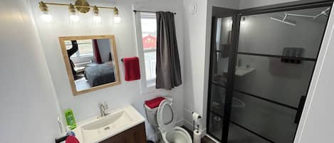 Douche, séchoir à cheveux, serviettes fournies