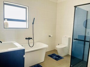 Ensemble douche/baignoire, articles de toilette gratuits, sèche-cheveux