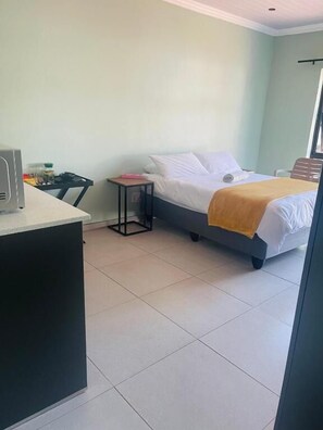 In-room safe, desk, laptop workspace, soundproofing - TrendyBliss Guest House (Northam)