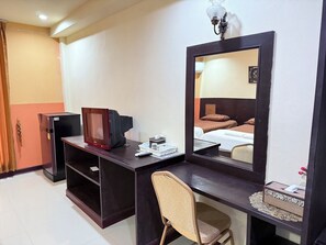 Basic Twin Room - Nongbua Greenview Hotel (Nongbua Lamphu)