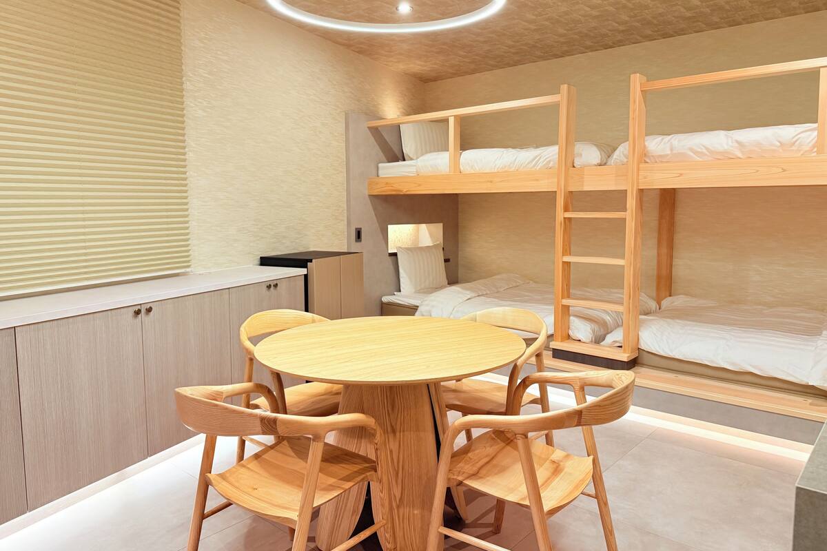 時尚四人房 | 書桌、免費 Wi-Fi