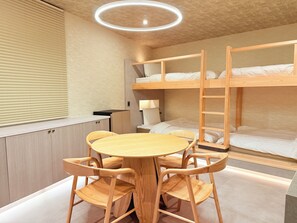 Habitació quàdruple de disseny | Escriptori i wifi gratuïta 