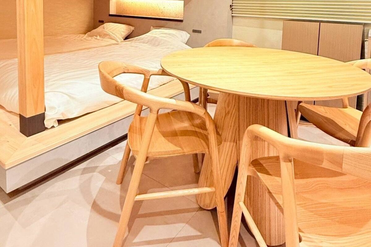 時尚四人房 | 書桌、免費 Wi-Fi