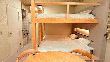 Design Quadruple Room | Desk, free WiFi