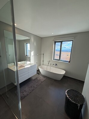 Shower, hair dryer, bidet, towels - Luxury 2 bedroom apartment in Century City, Cape Town (Cape Town)