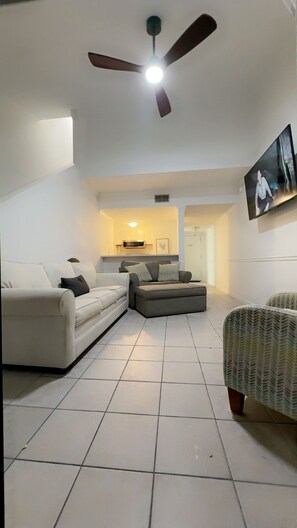 Smart TV - Beach front condo 1BR 2BA Condo Sleeps 6 Private Balcony, heated pool. (Orange Beach)