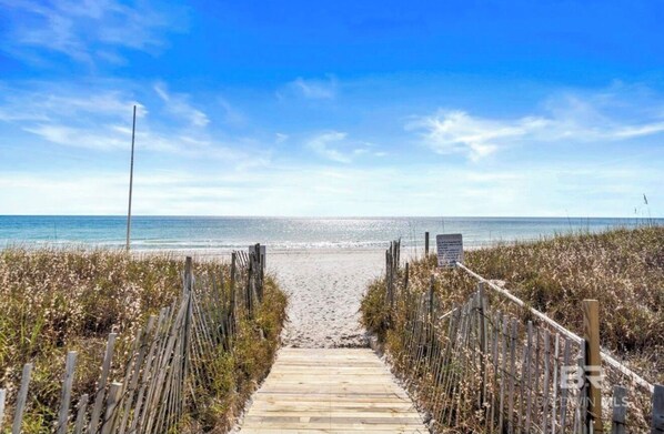 Sun-loungers - Beach front condo 1BR 2BA Condo Sleeps 6 Private Balcony, heated pool. (Orange Beach)