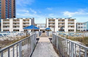 Property grounds - Beach front condo 1BR 2BA Condo Sleeps 6 Private Balcony, heated pool. (Orange Beach)