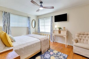 3 bedrooms, desk, iron/ironing board, travel crib - Modern Stay w/ Big Patio (Lafayette)