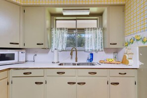 Fridge, microwave, oven, stovetop - Modern Stay w/ Big Patio (Lafayette)