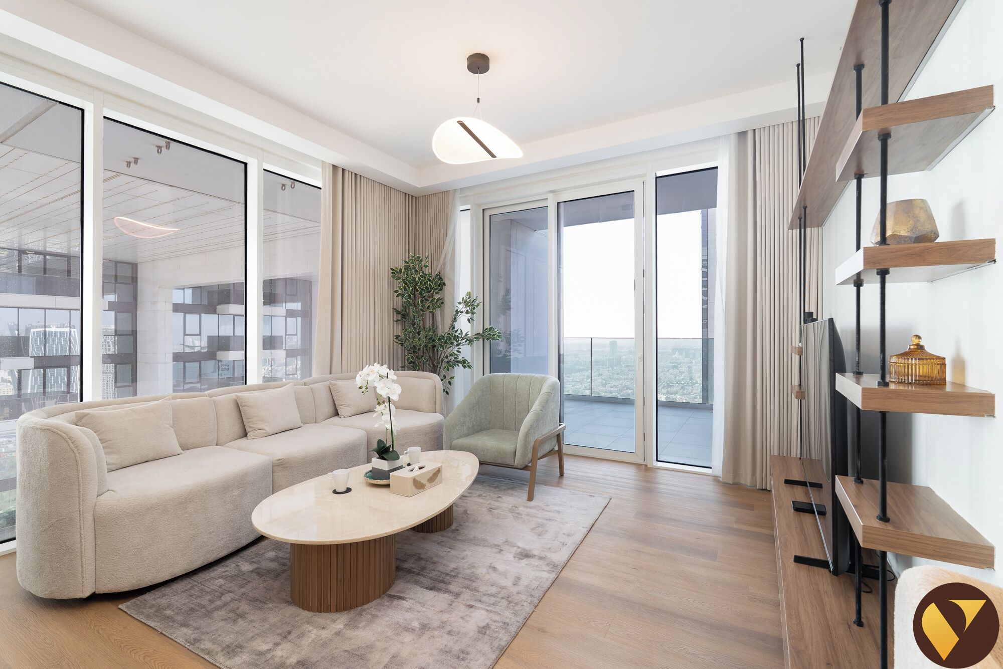 패밀리 아파트, 발코니, 시내 전망 | 거실 공간 | 케이블 채널 시청이 가능한 65인치 스마트 TV, 넷플릭스, 스트리밍 서비스