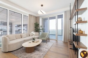 Familielejlighed - balkon - byudsigt | Opholdsområde | 65-tommers smart-tv med kabelkanaler, Netflix, streamingtjenester