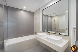 Family Apartment, Balcony, City View | Bilik Mandi